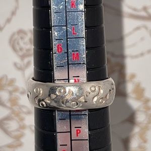 Sterling silver ring with fun design! Size 7 925